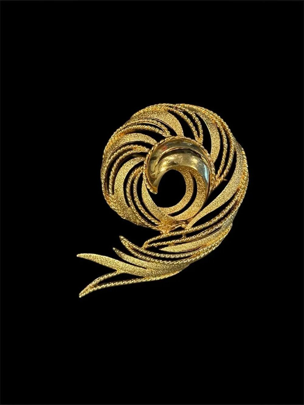 VTG Monet Gold Swirl Textured Feather Brooch - Elegant Women’s Jewelry
